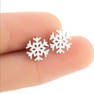 Women Girls Stud Earrings Christmas Snowflake Silver Tone Stainless Steel NWOT